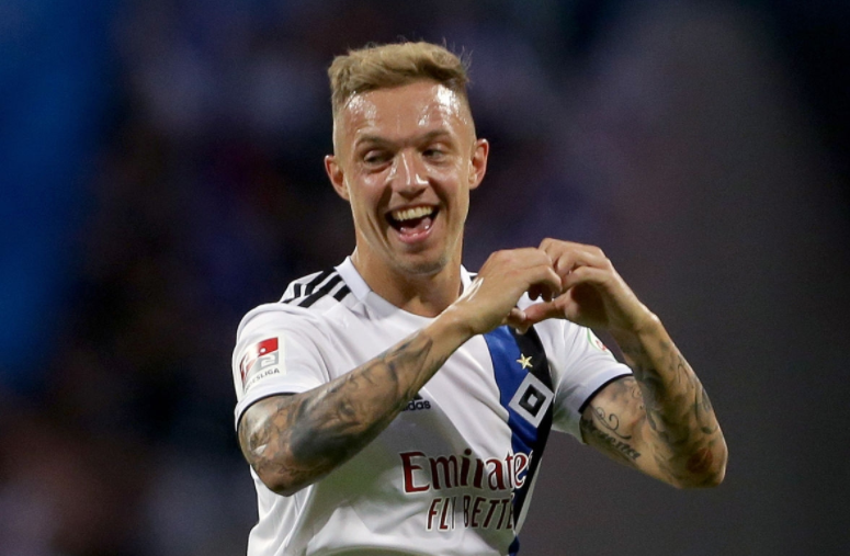 汉堡队在客场击败对手，豪取三分