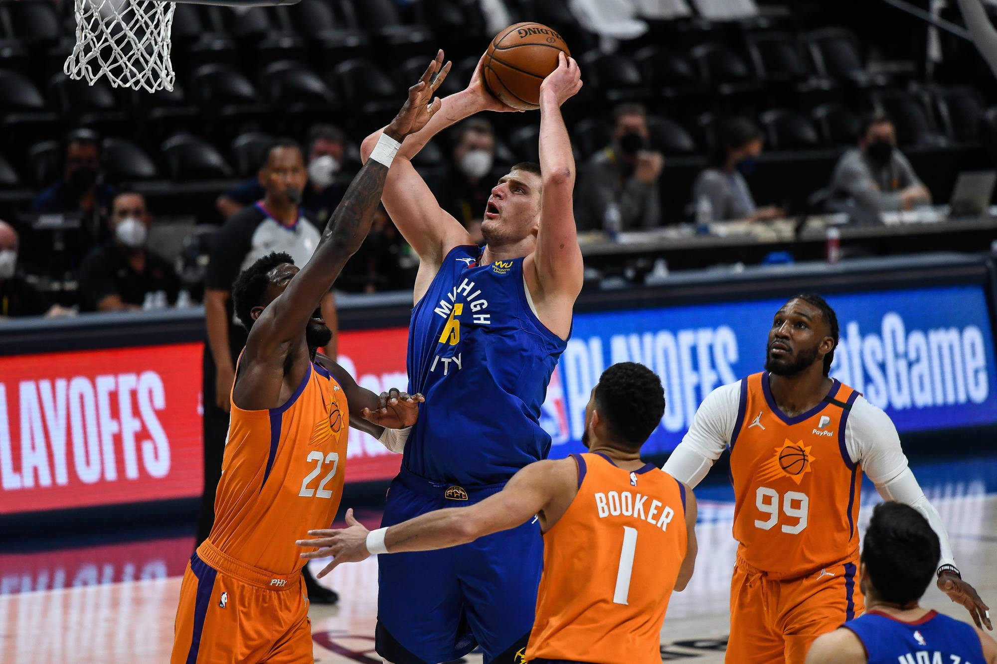 太阳完胜深圳队,浓眉哥高光表现 太阳完胜深圳队,浓眉哥高光表现