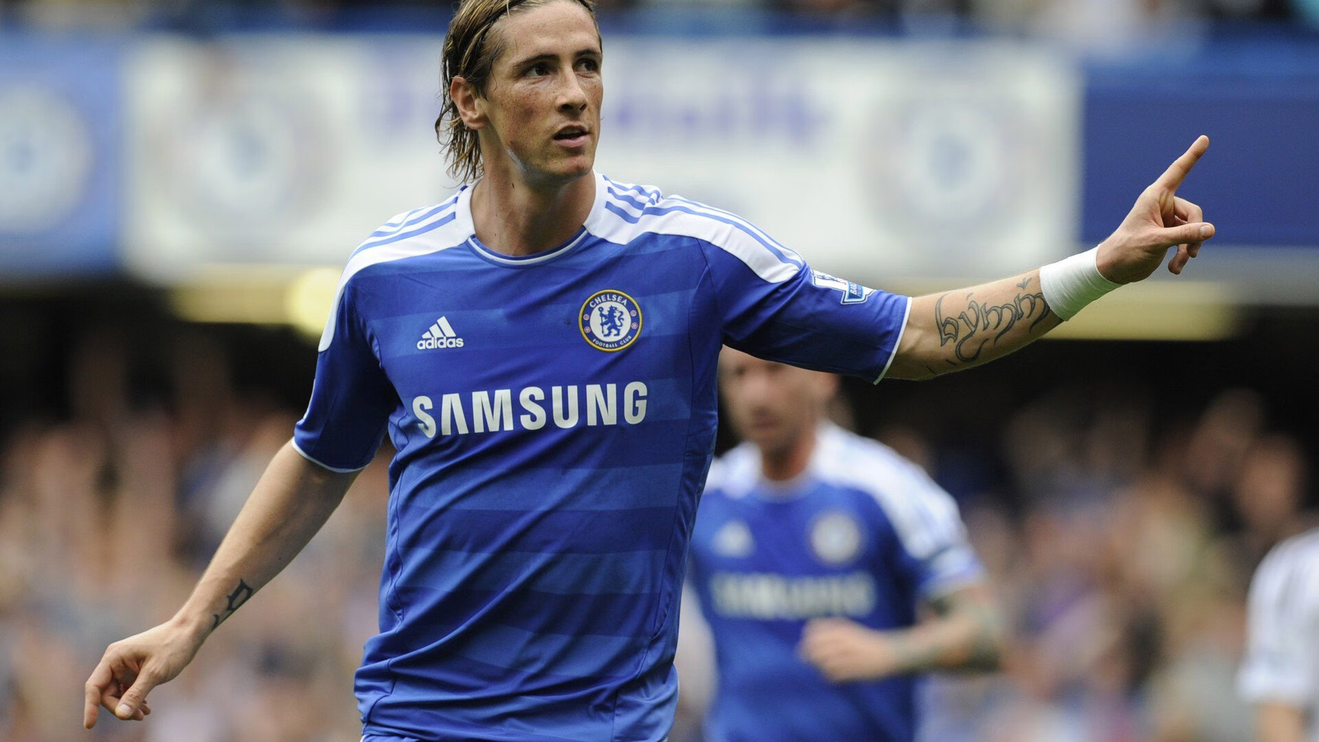 街道狂飙与绿茵凯旋，F1新加坡夜战与威尔士足球的双重奏